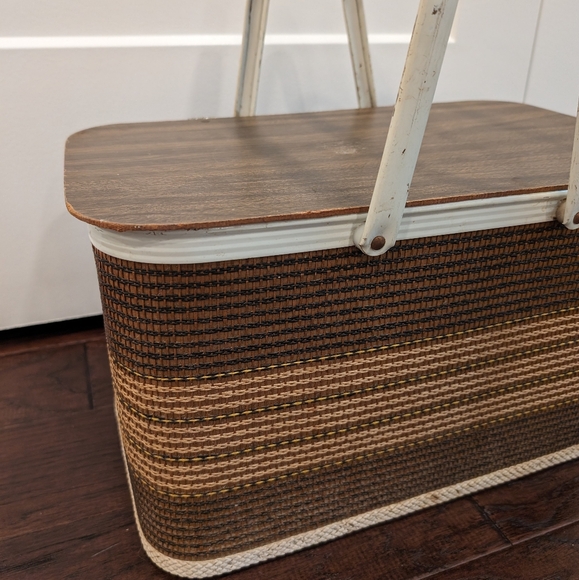 VINTAGE 60s Redmon picnic basket brown wood wicker with white folding handles - Picture 9 of 12
